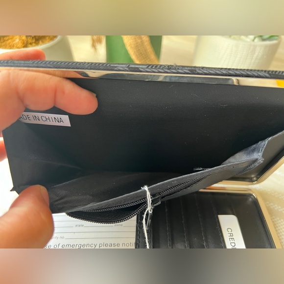 Black “G” snap wallet/clutch - Picture 9 of 9